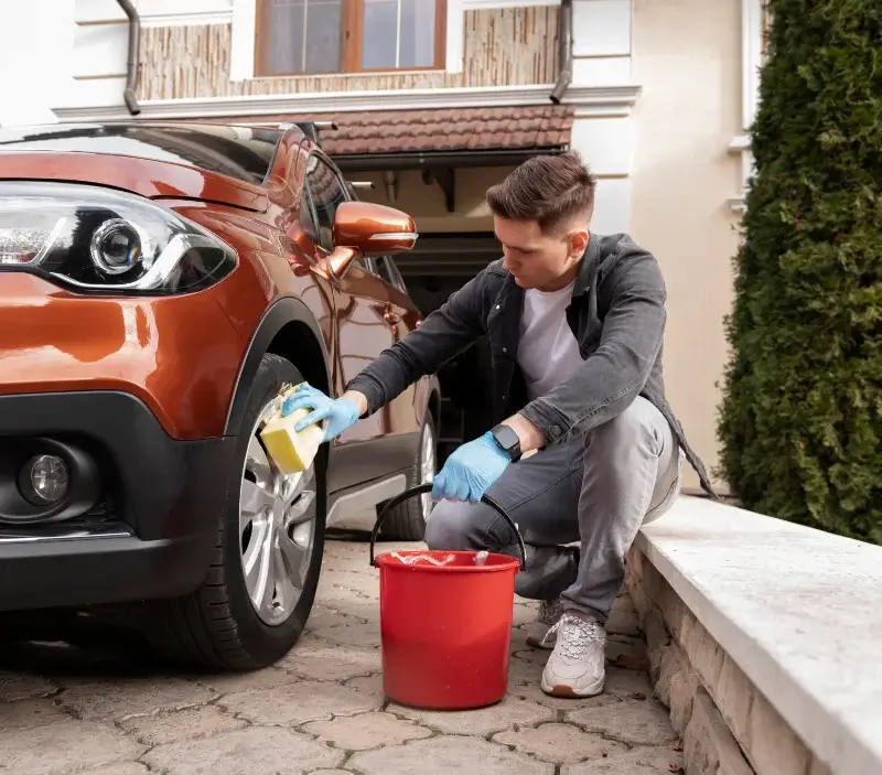 Lavage auto à domicile Launay-Villiers : professionnel intervenant sur un véhicule